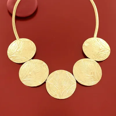 Bijoux - COLLIER HIBISCUS COULEUR DORE DORE - ILARIA.I