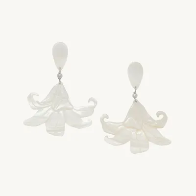 Bijoux - Boucles d'oreilles poussoir pendant fleur nacre blanche - Lis Blanc - ILARIA.I