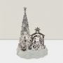Crèches et santons - Crèche Musicale LED avec Sapin – Effet Cristal et Socle Pailleté - LES LUMIERES DU TEMPS