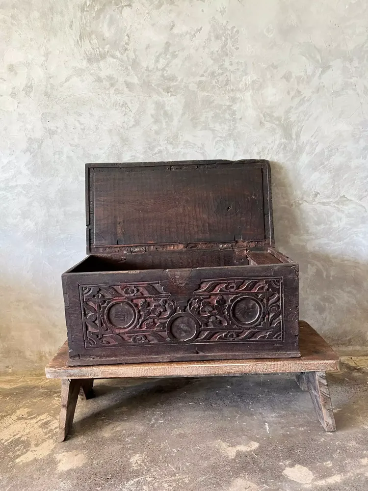 Caskets and boxes - Ancien petit coffre en bois sculpté indonésien - LES NOUVELLES GAMBETTES TEST 29/04
