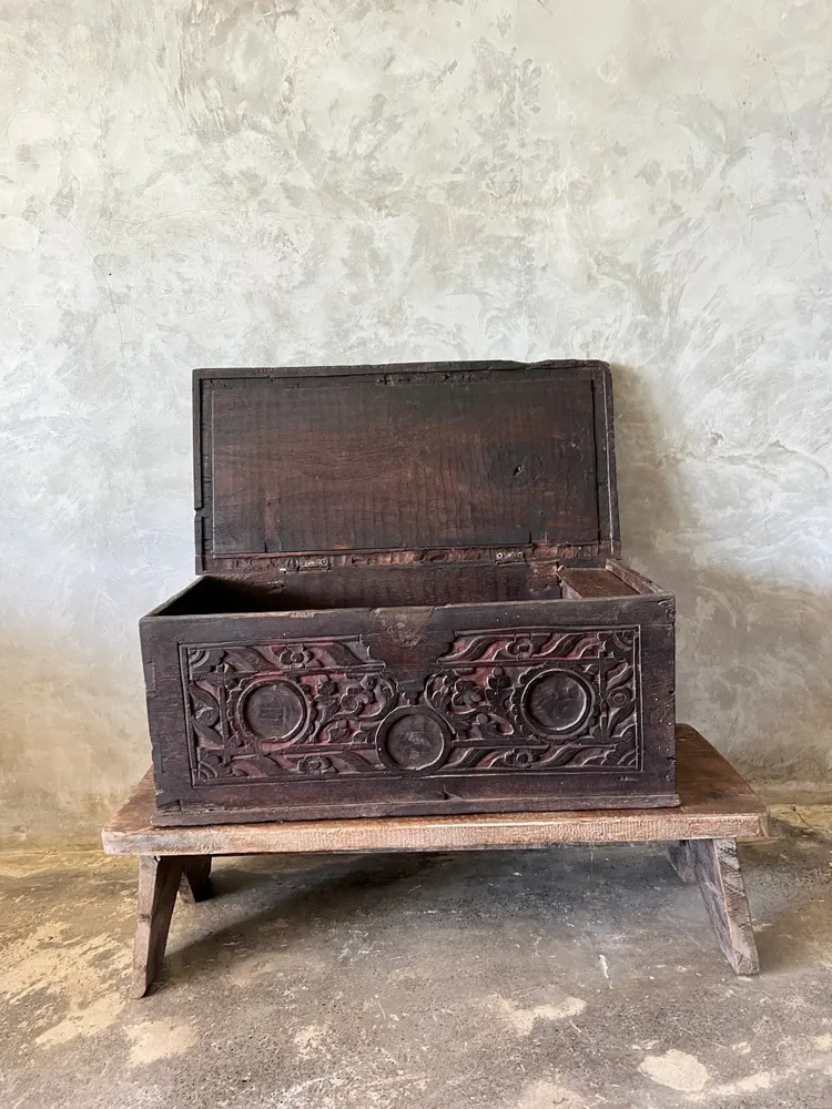 Caskets and boxes - Ancien petit coffre en bois sculpté indonésien - LES NOUVELLES GAMBETTES TEST 29/04