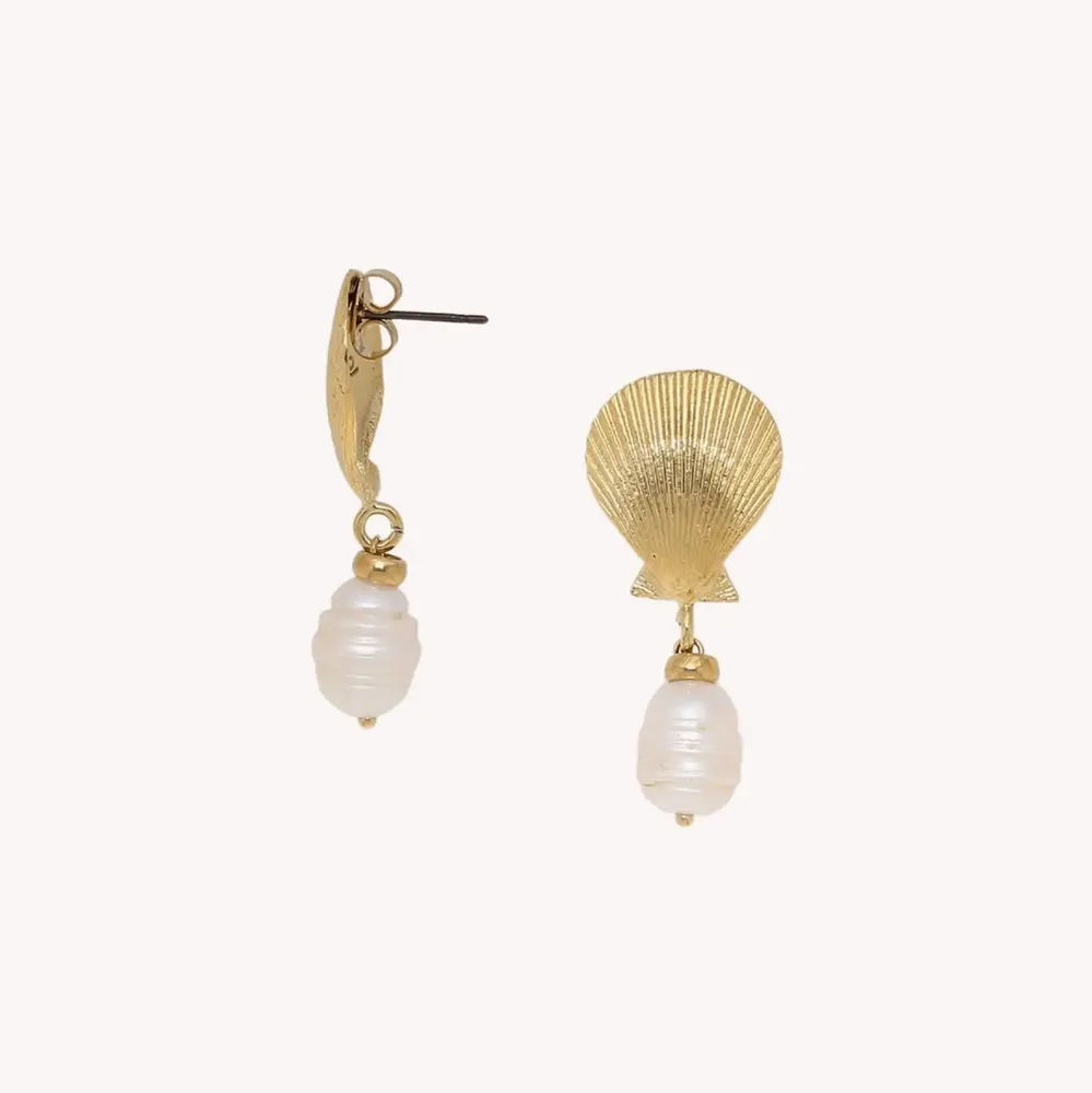 Jewelry - Post earrings with golden shell and french water pearl dangle - Spiaggia Rosa - ILARIA.I
